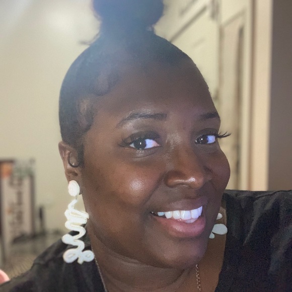 Meet your Posher, Nikki Todd 🎀ThePinkLadyHouse🎀 - Picture 10 of 13